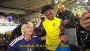 巴西2-1日本赛后，甲亢哥和日本球迷一起清理球场的垃圾😆